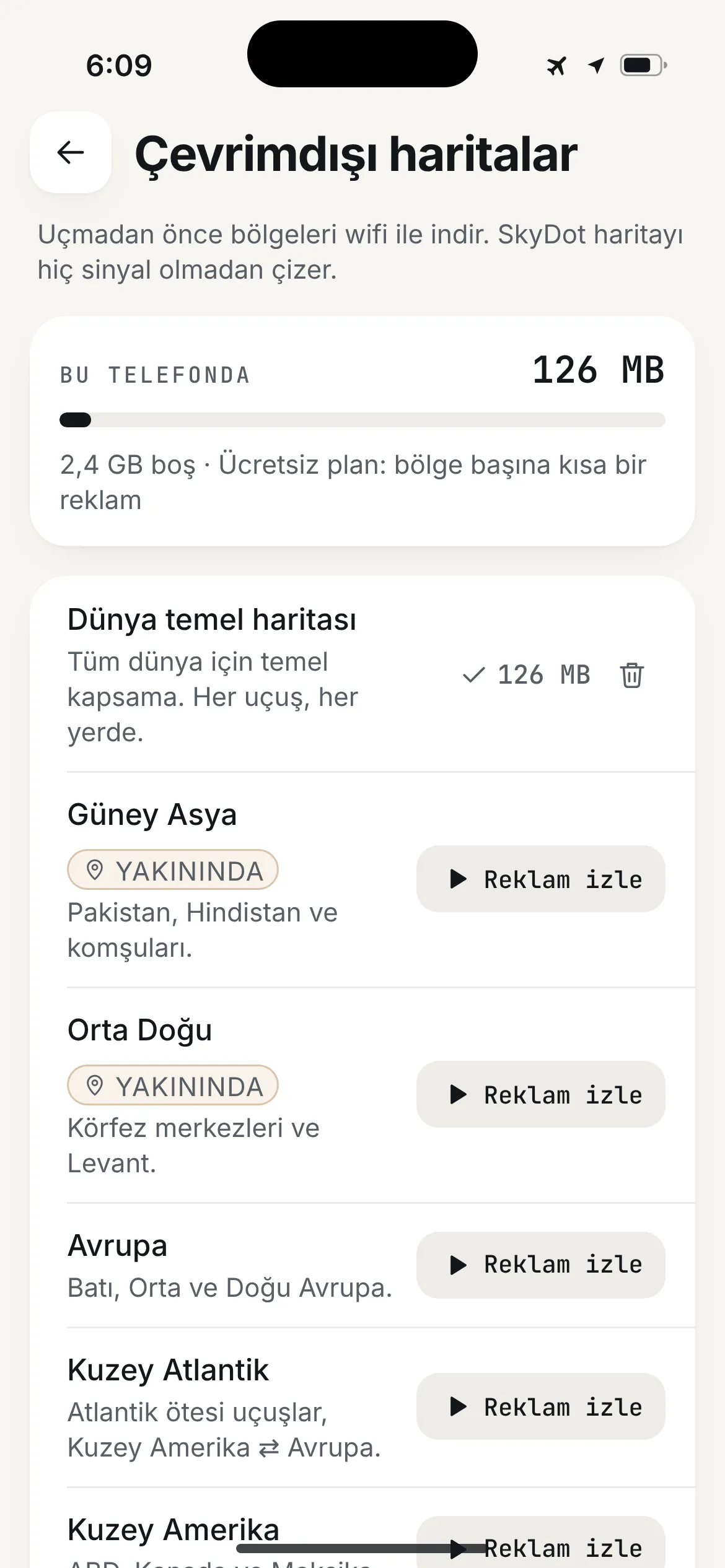 SkyDot çevrimdışı haritalar: telefonda dünya temel haritası, ardından Güney Asya, Orta Doğu, Avrupa ve Kuzey Atlantik bölge paketleri.