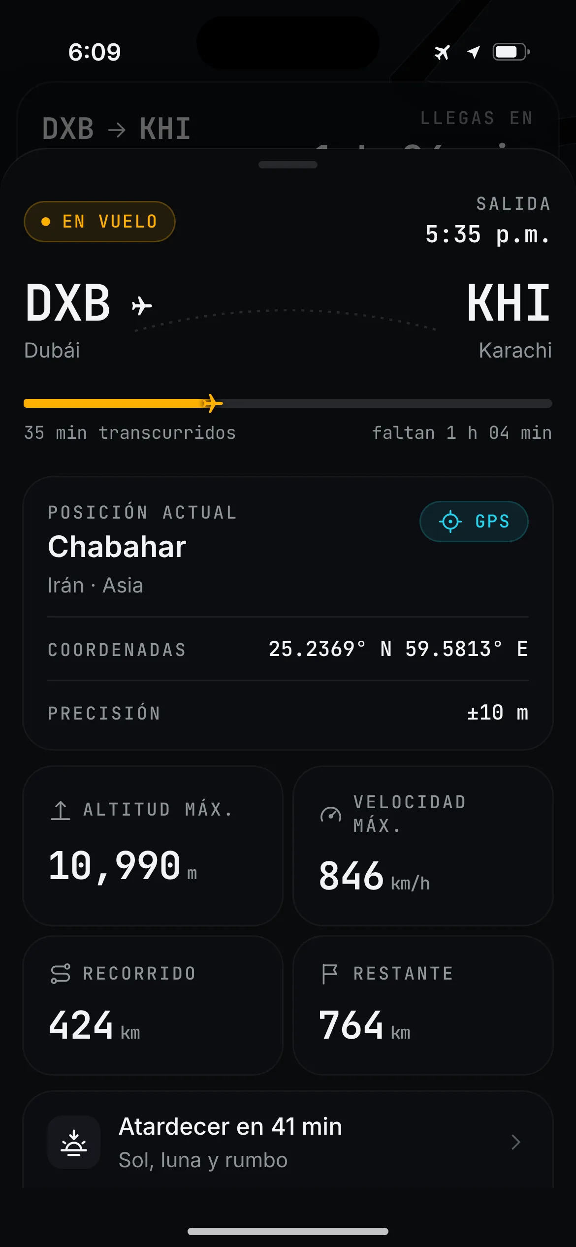 Detalles del vuelo en SkyDot: DXB a KHI, posición actual cerca de Chabahar, coordenadas y precisión, altitud, velocidad y rumbo.