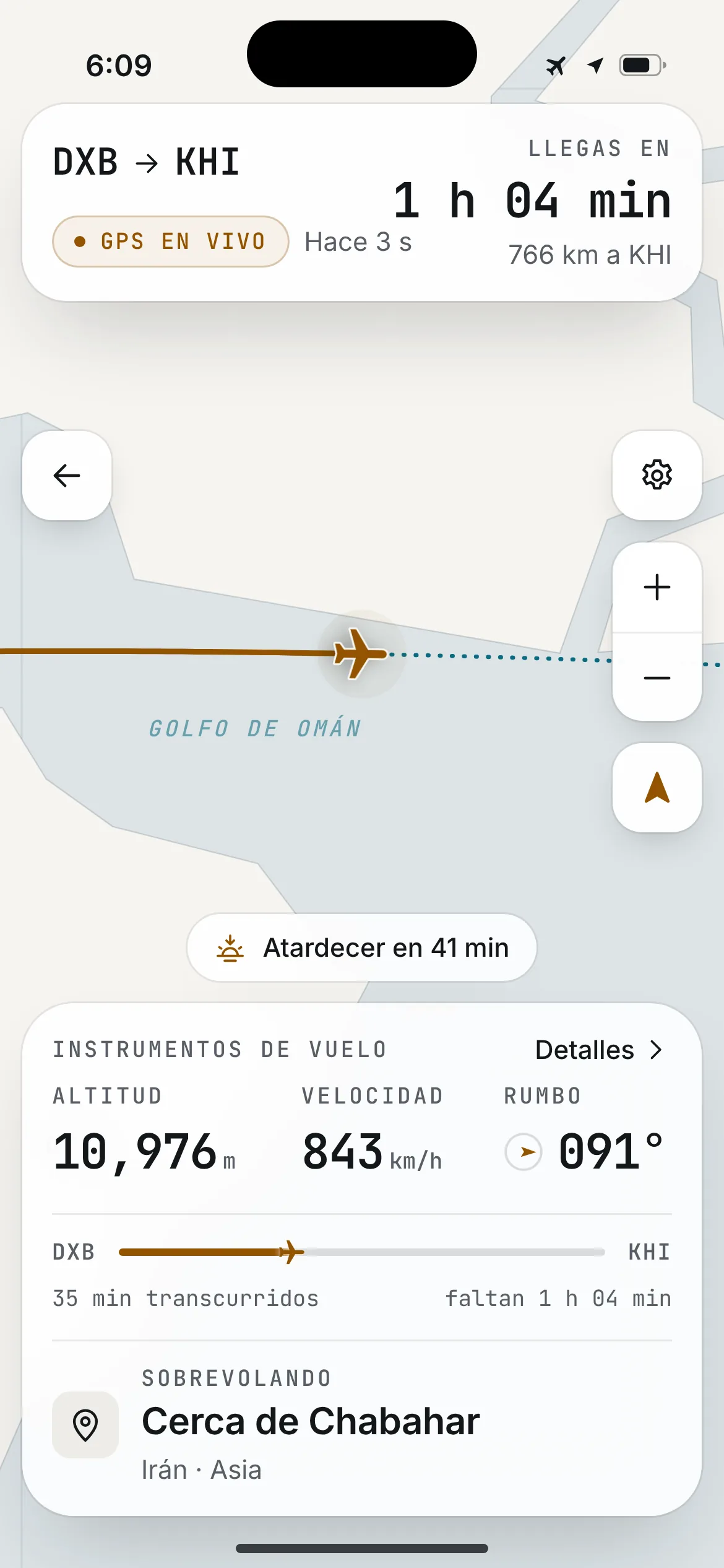 Mapa en vivo de SkyDot en modo de día: ruta sobre el golfo de Omán con la tarjeta Sobrevolando.