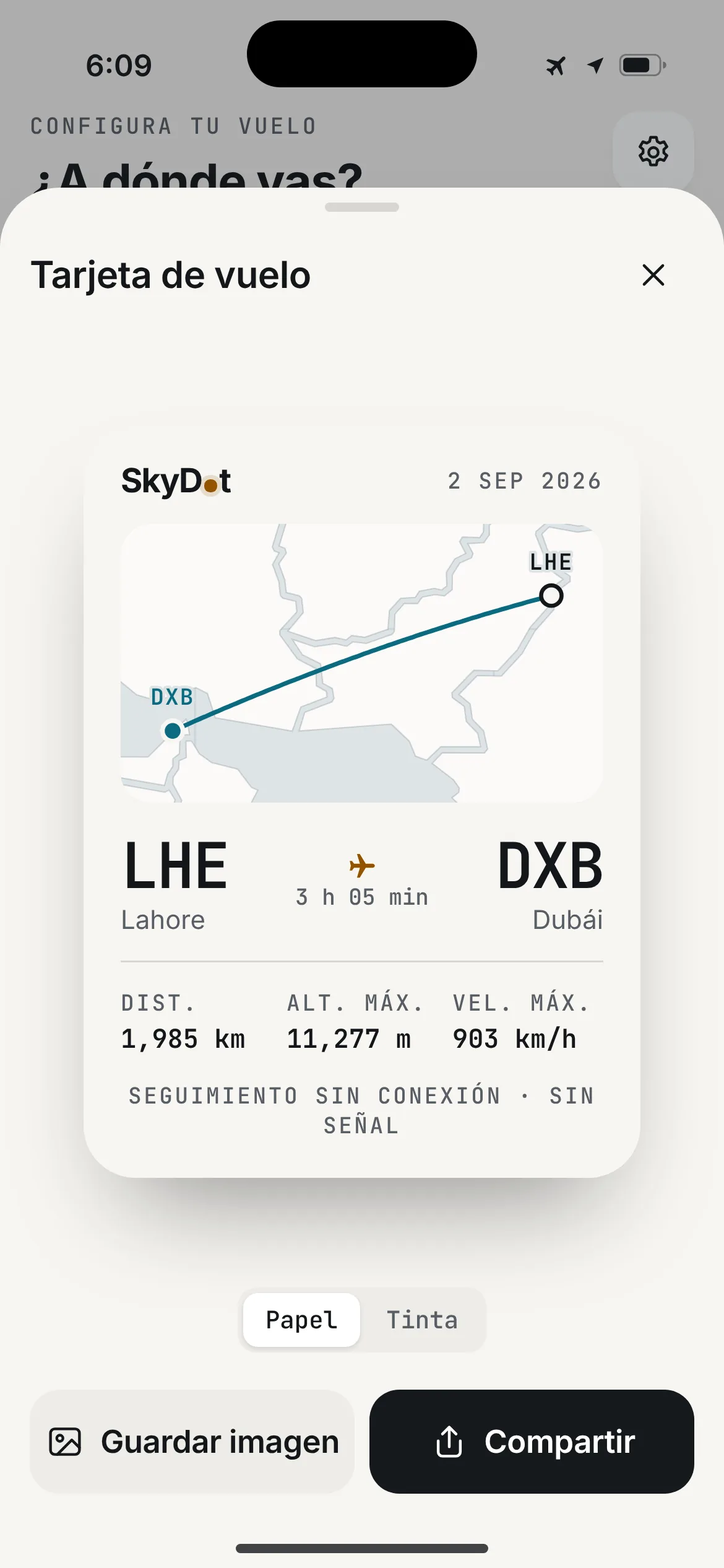 Tarjeta de vuelo de SkyDot de Lahore a Dubái: mapa de la ruta, distancia, altitud máxima y velocidad máxima, con los botones Guardar imagen y Compartir.