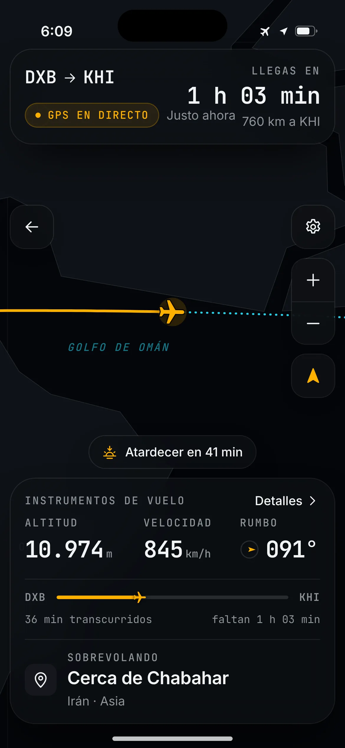 SkyDot en un vuelo de Dubái a Karachi: mapa en directo sobre el golfo de Omán, cuenta atrás de llegada, altitud, velocidad y rumbo.