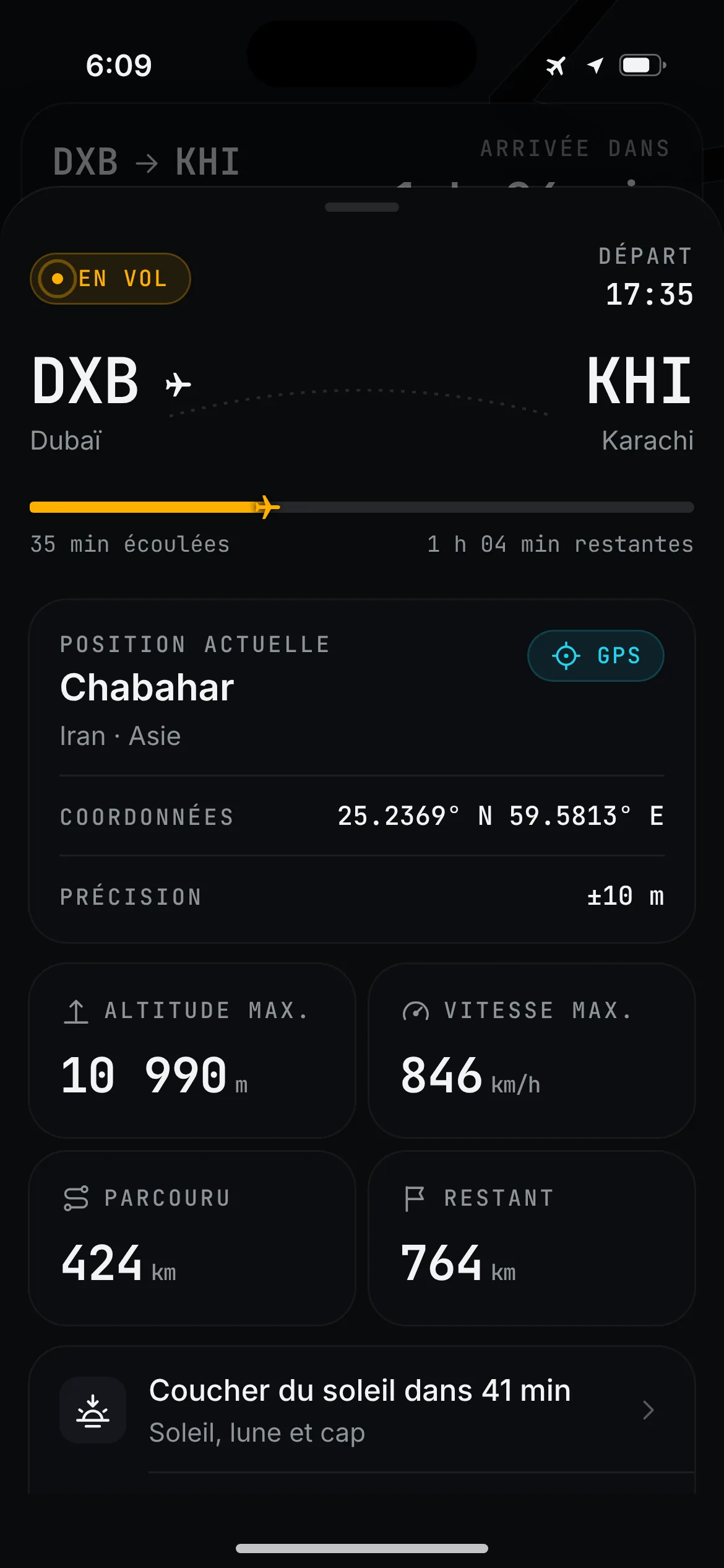 Détails du vol dans SkyDot : DXB vers KHI, position actuelle près de Chabahar, coordonnées et précision, altitude, vitesse sol et cap.