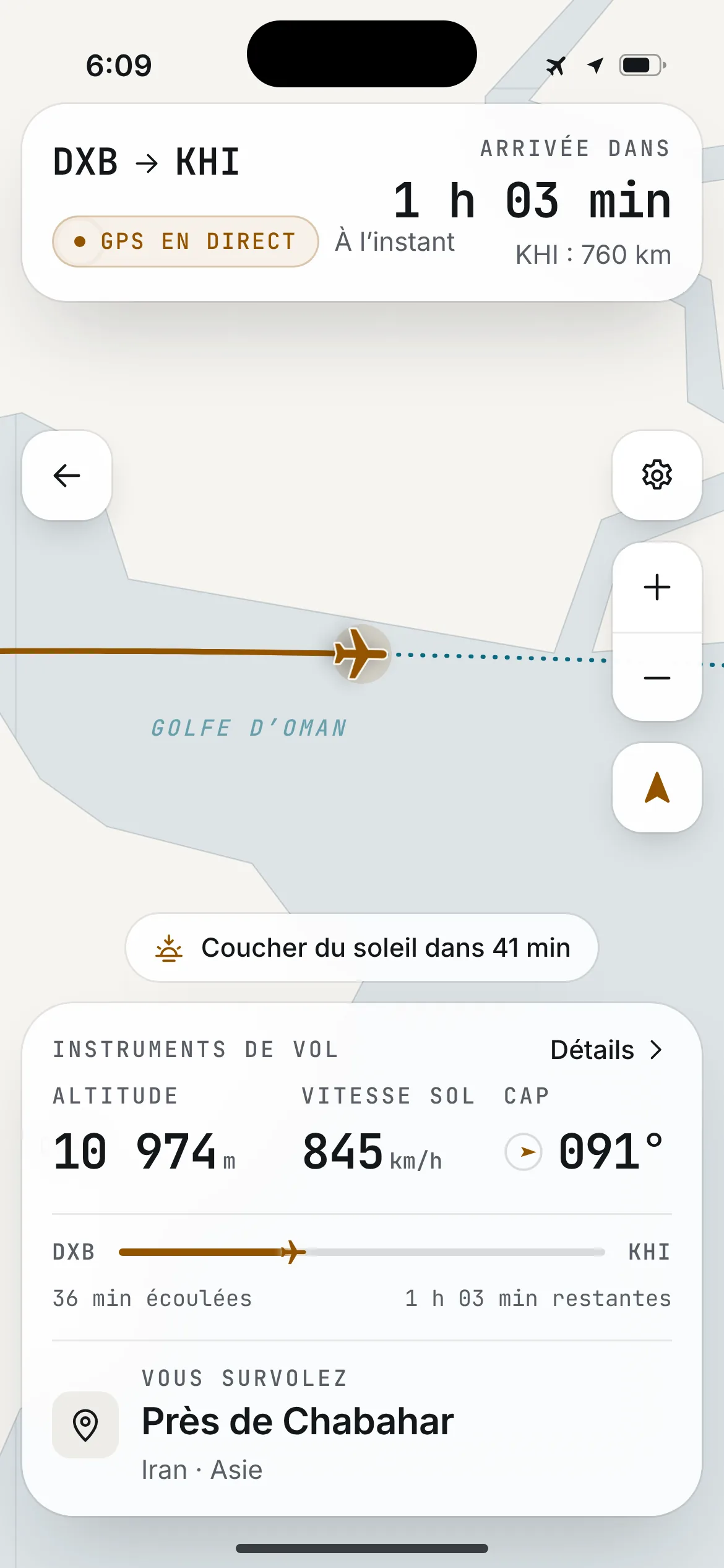 Carte en direct de SkyDot en mode jour : trajet au-dessus du golfe d’Oman avec la carte « Vous survolez ».