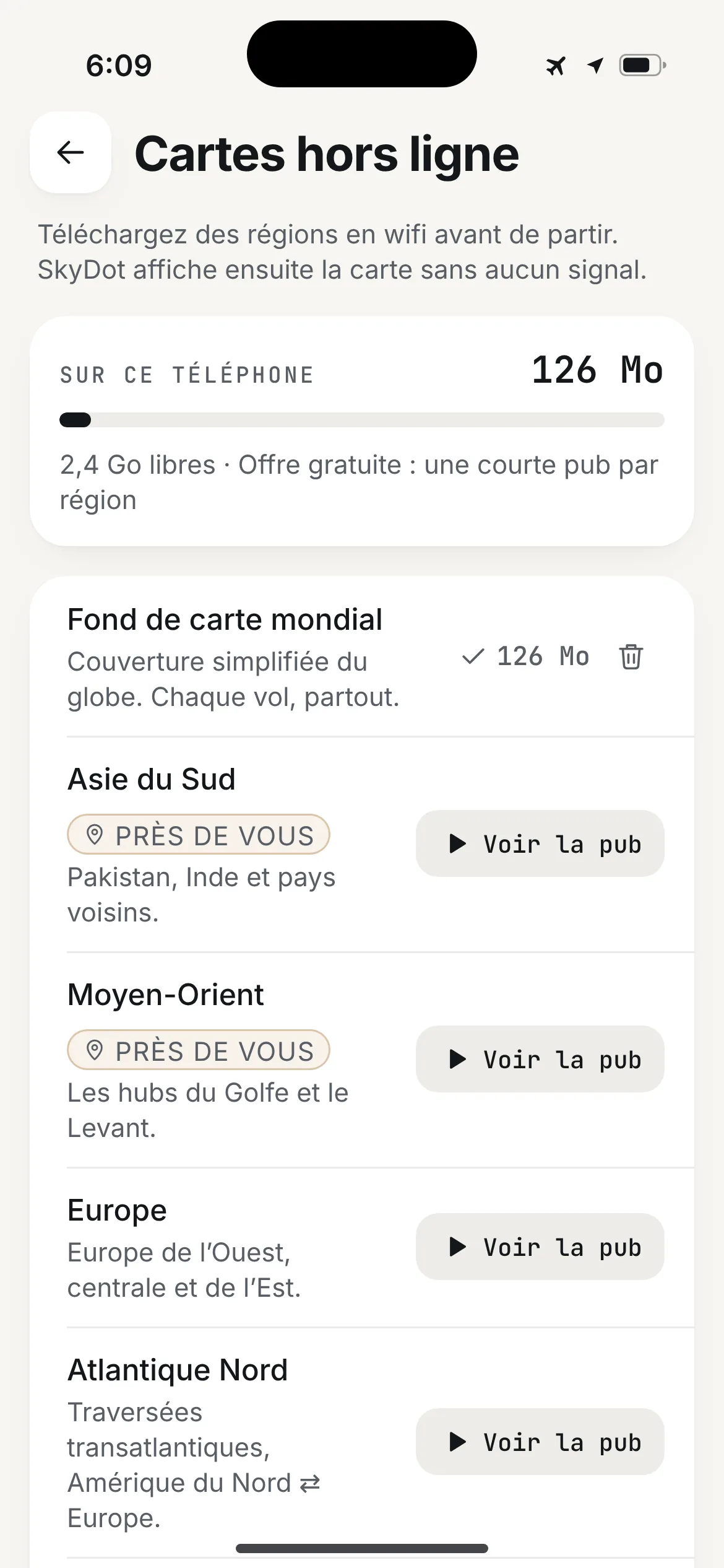 Cartes hors ligne de SkyDot : fond de carte mondial sur le téléphone, puis packs régionaux Asie du Sud, Moyen-Orient, Europe et Atlantique Nord.